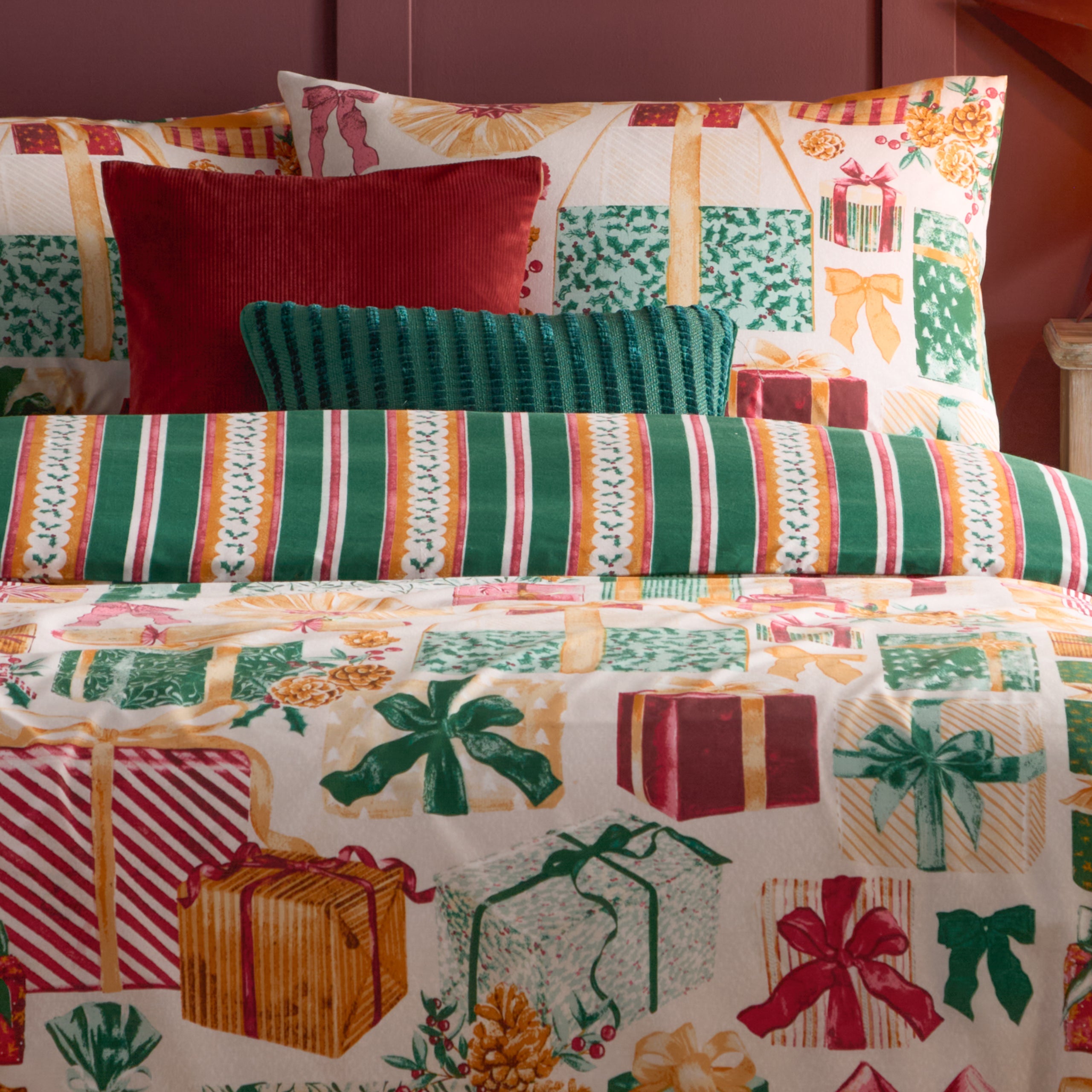 All Wrapped Up Reversible Printed Duvet Cover Set